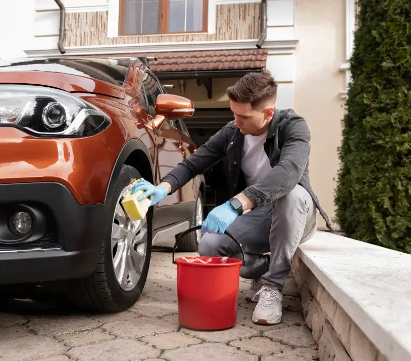Lavage auto à domicile Saint-Christophe-en-Bazelle : professionnel intervenant sur un véhicule
